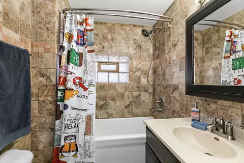 Bath - 306 Johnson St, East Dundee, IL 60118 photo 1 of 1