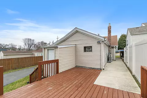 Exterior - 306 Johnson St, East Dundee, IL 60118 photo 3 of 7