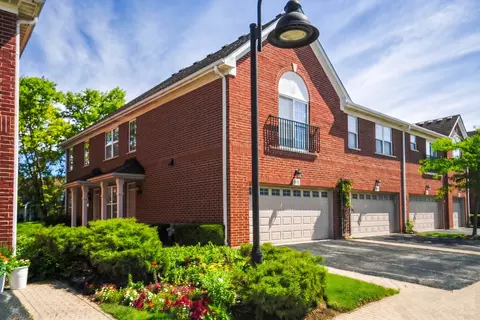 974 Kensington Dr, Northbrook, IL 60062