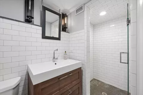 Bath - 712 Ingleside Pl, Evanston, IL 60201 photo 7 of 7