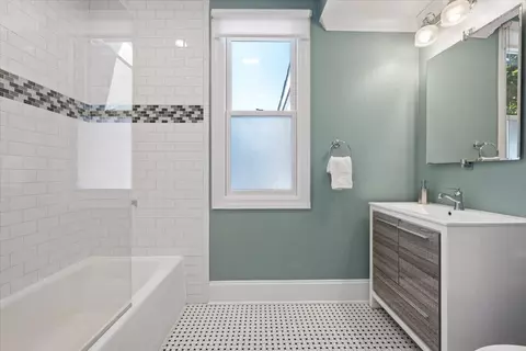 Bath - 712 Ingleside Pl, Evanston, IL 60201 photo 4 of 7