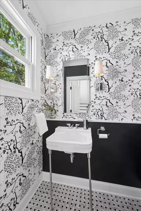 Bath - 712 Ingleside Pl, Evanston, IL 60201 photo 1 of 7