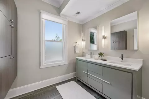 Bath - 712 Ingleside Pl, Evanston, IL 60201 photo 2 of 7