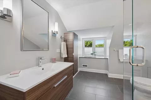 Bath - 712 Ingleside Pl, Evanston, IL 60201 photo 5 of 7