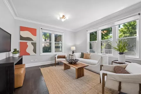 Living - 712 Ingleside Pl, Evanston, IL 60201 photo 3 of 4