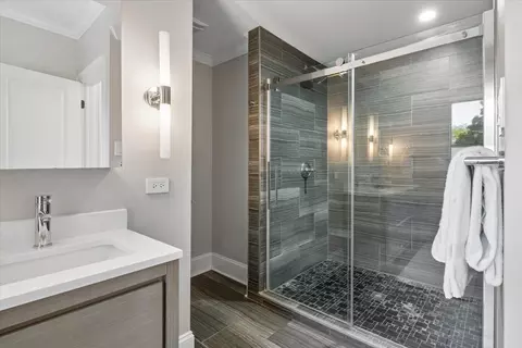 Bath - 712 Ingleside Pl, Evanston, IL 60201 photo 3 of 7