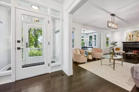Entry Way - 712 Ingleside Pl, Evanston, IL 60201 photo 4 of 9
