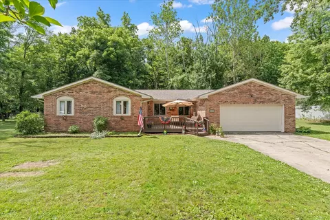 1617 Lake Shore Dr, Mahomet, IL 61853
