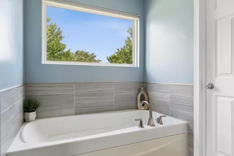 Bath - 11330 S Highland Dr, Plainfield, IL 60585 photo 2 of 5