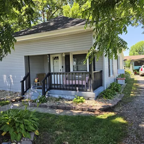 903 S Walnut St, Sesser, IL 62884