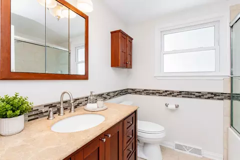 Bath - 98 Lancaster Ln, Des Plaines, IL 60018 photo 2 of 2