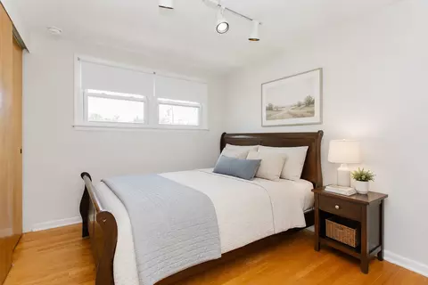 Bedroom - 98 Lancaster Ln, Des Plaines, IL 60018 photo 2 of 3