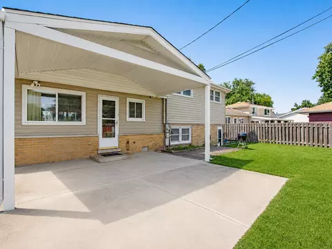 Exterior - 98 Lancaster Ln, Des Plaines, IL 60018 photo 2 of 3
