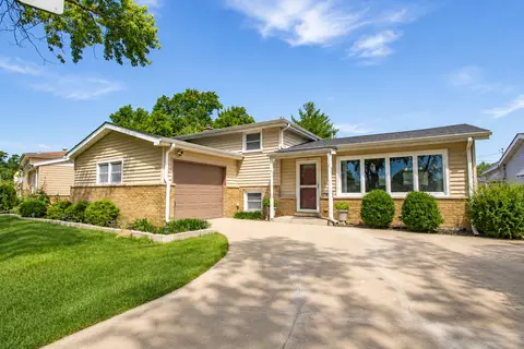 98 Lancaster Ln, Des Plaines, IL 60018