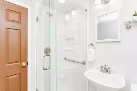 Bath - 98 Lancaster Ln, Des Plaines, IL 60018 photo 1 of 2