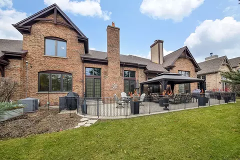 Exterior - 2009 Mackenzie Pl #2009, Wheaton, IL 60187 photo 5 of 8