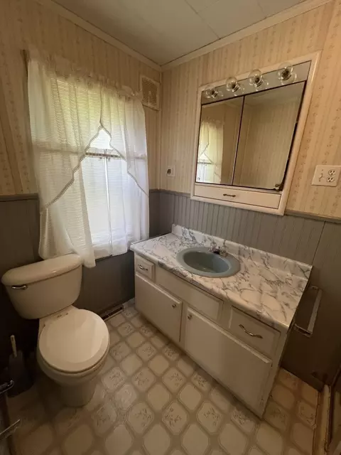 Bath - 209 N School St, Atkinson, IL 61235 photo 2 of 4