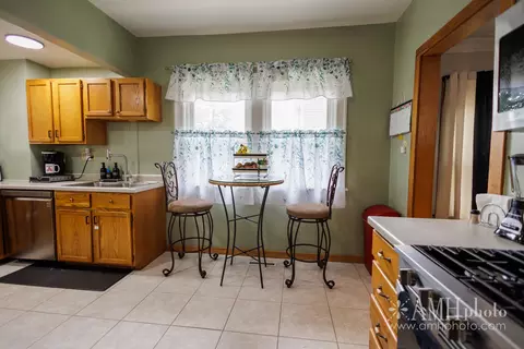 Kitchen - 980 S Myrtle Ave, Kankakee, IL 60901 photo 4 of 6