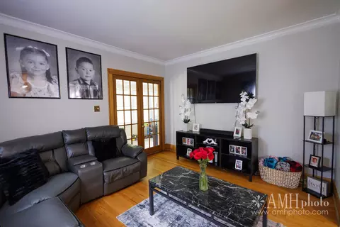 Living - 980 S Myrtle Ave, Kankakee, IL 60901 photo 2 of 3