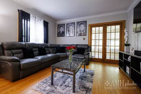 Living - 980 S Myrtle Ave, Kankakee, IL 60901 photo 3 of 3