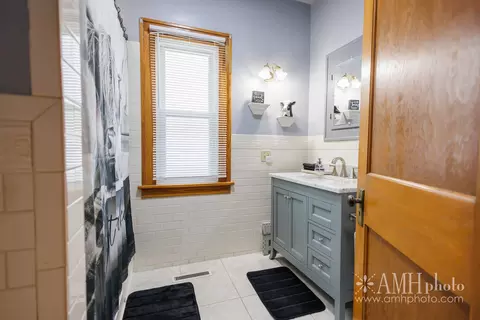 Bath - 980 S Myrtle Ave, Kankakee, IL 60901 photo 1 of 5