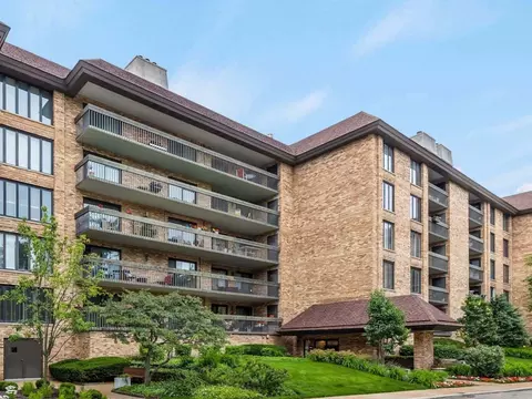 1621 Mission Hills Rd #N201, Northbrook, IL 60062