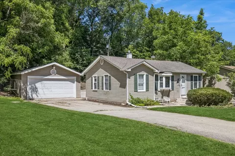116 Valley Dr, Cary, IL 60013