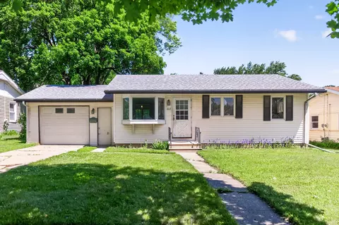 207 River Dr, Dekalb, IL 60115
