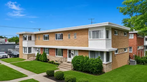 4864 Carol St #B, Skokie, IL 60077