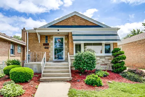 9005 S Utica Ave, Evergreen Park, IL 60805