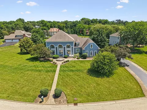 6605 Oakwood Manor Dr, Crystal Lake, IL 60012