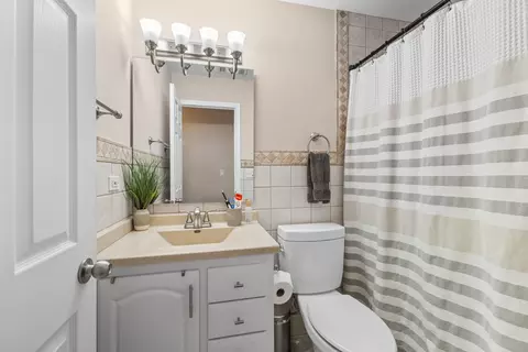 Bath - 4126 Rivertowne Dr, Plainfield, IL 60586 photo 2 of 4
