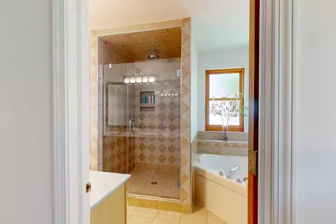 Bath - 845 Red Barn Ln, Elgin, IL 60124 photo 2 of 5