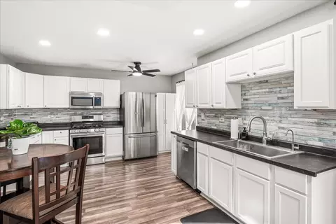 Kitchen - 414 Flanagan Cir #B, Minooka, IL 60447 photo 1 of 1