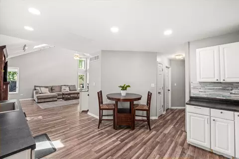 Entry Way - 414 Flanagan Cir #B, Minooka, IL 60447 photo 2 of 2