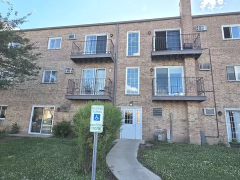 151 Elk Trl #348, Carol Stream, IL 60188
