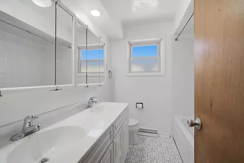 Bath - 905 Long Rd, Glenview, IL 60025 photo 1 of 2