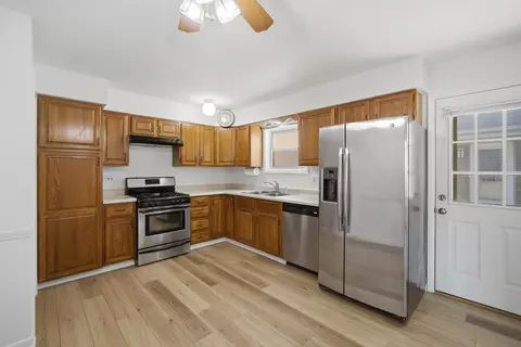 Kitchen - 905 Long Rd, Glenview, IL 60025 photo 1 of 2