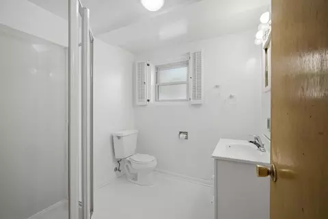 Bath - 905 Long Rd, Glenview, IL 60025 photo 2 of 2