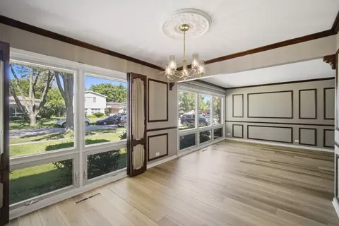 Living - 905 Long Rd, Glenview, IL 60025 photo 3 of 6