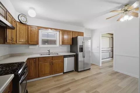 Kitchen - 905 Long Rd, Glenview, IL 60025 photo 2 of 2