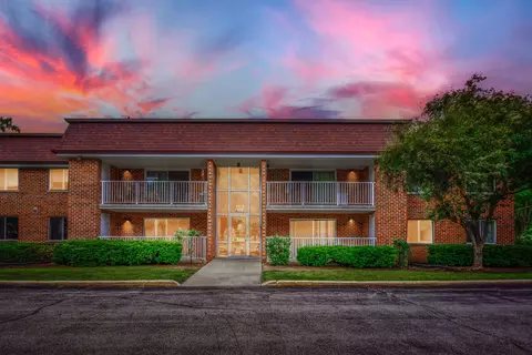 1102 Westover Ln #1A, Schaumburg, IL 60193