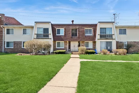 6818 Roberts Dr #6, Woodridge, IL 60517