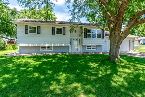 300 W Spring St, Eldridge, IA 52748
