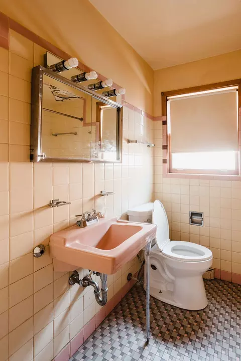 Bath - 2545 E 93rd St, Chicago, IL 60617 photo 1 of 1