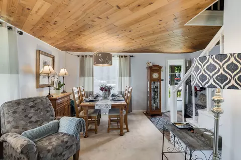 Dining - 7522 Arlene Ave, Willowbrook, IL 60527 photo 2 of 2