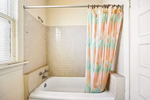 Bath - 2934 N Gresham Ave, Chicago, IL 60618 photo 2 of 2