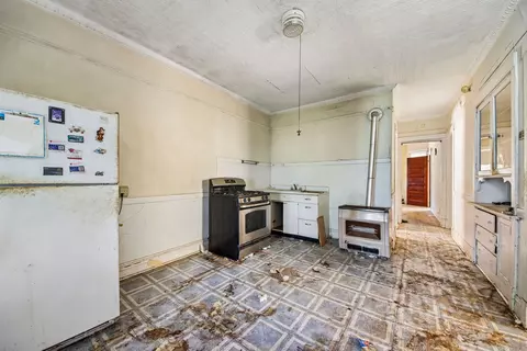 Kitchen - 2934 N Gresham Ave, Chicago, IL 60618 photo 1 of 3