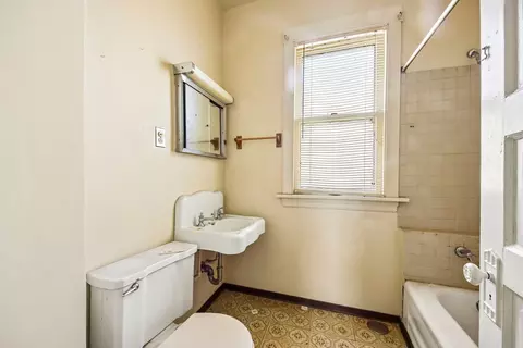 Bath - 2934 N Gresham Ave, Chicago, IL 60618 photo 1 of 2