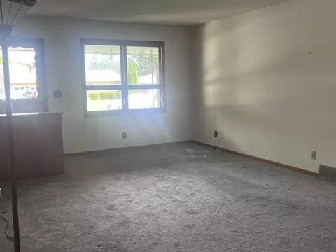 Living - 1221 Comet Dr, Aurora, IL 60505 photo 2 of 4